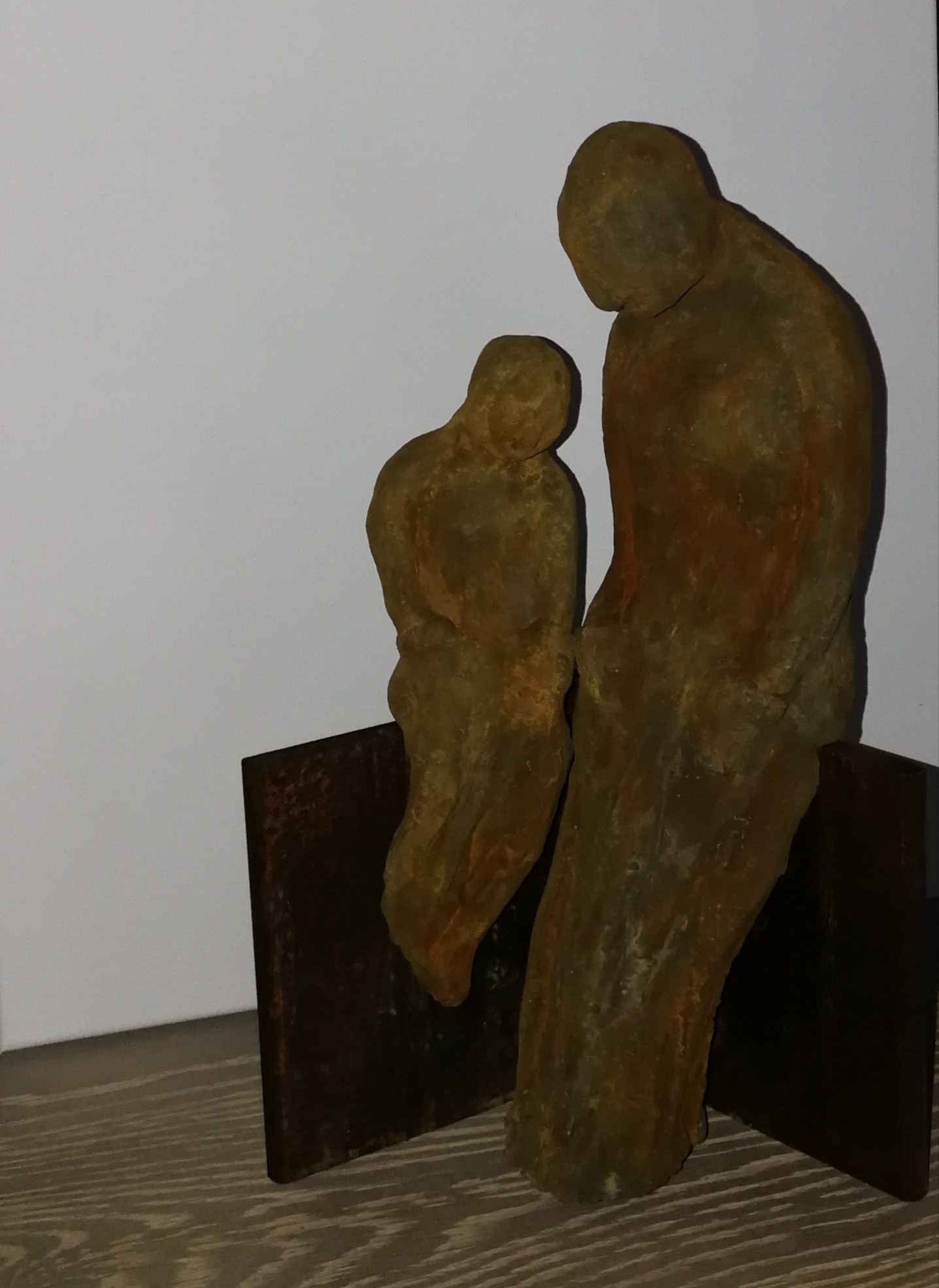 mother and child  (ijzer look 21 op 37 cm) keramiek