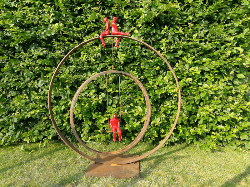 never ending relax (keramiek diameter 130 cm) schommel beweegt in het draaiend wiel