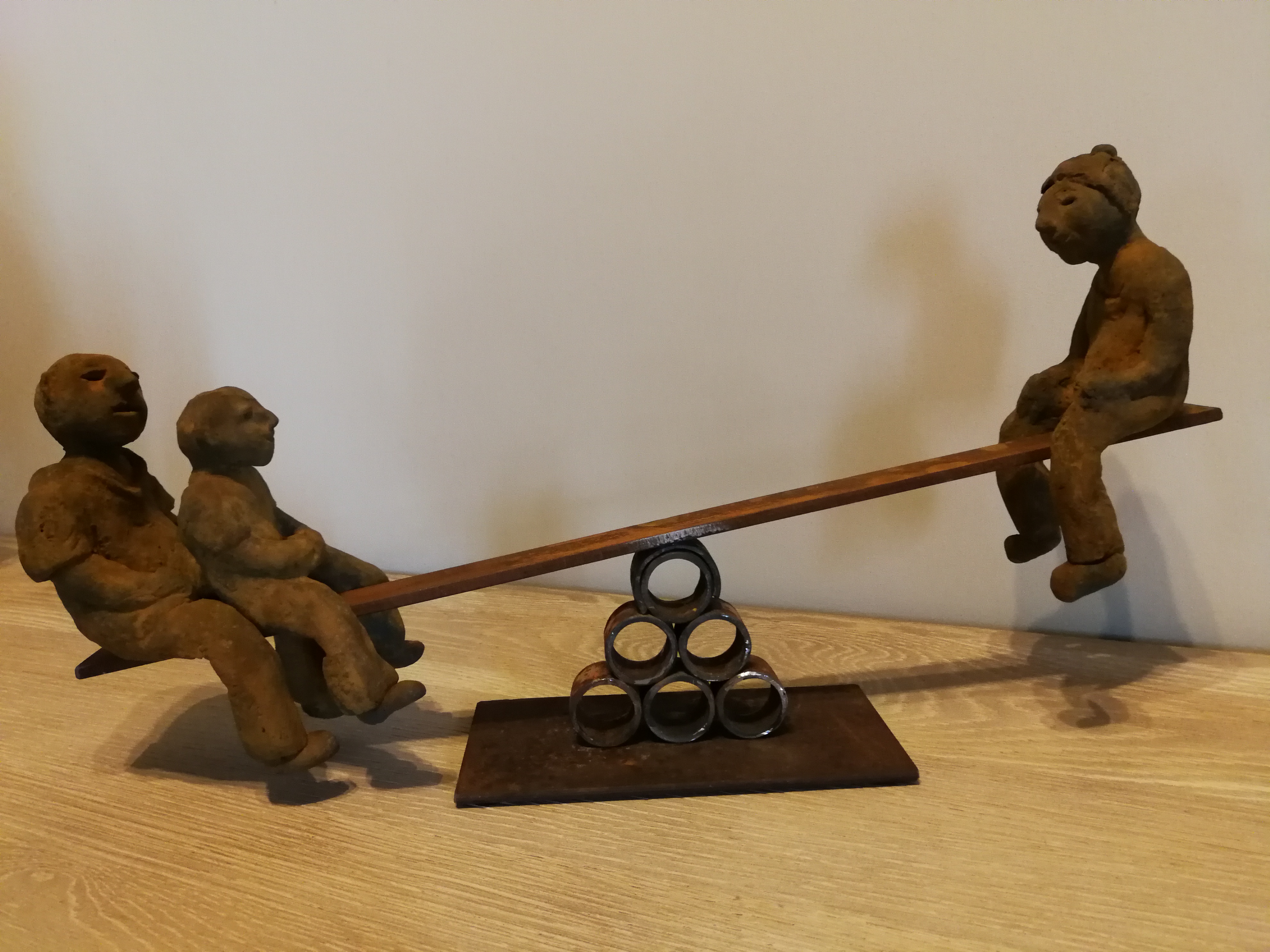 Play together ( keramiek ironlook  54B op 31 cm h)