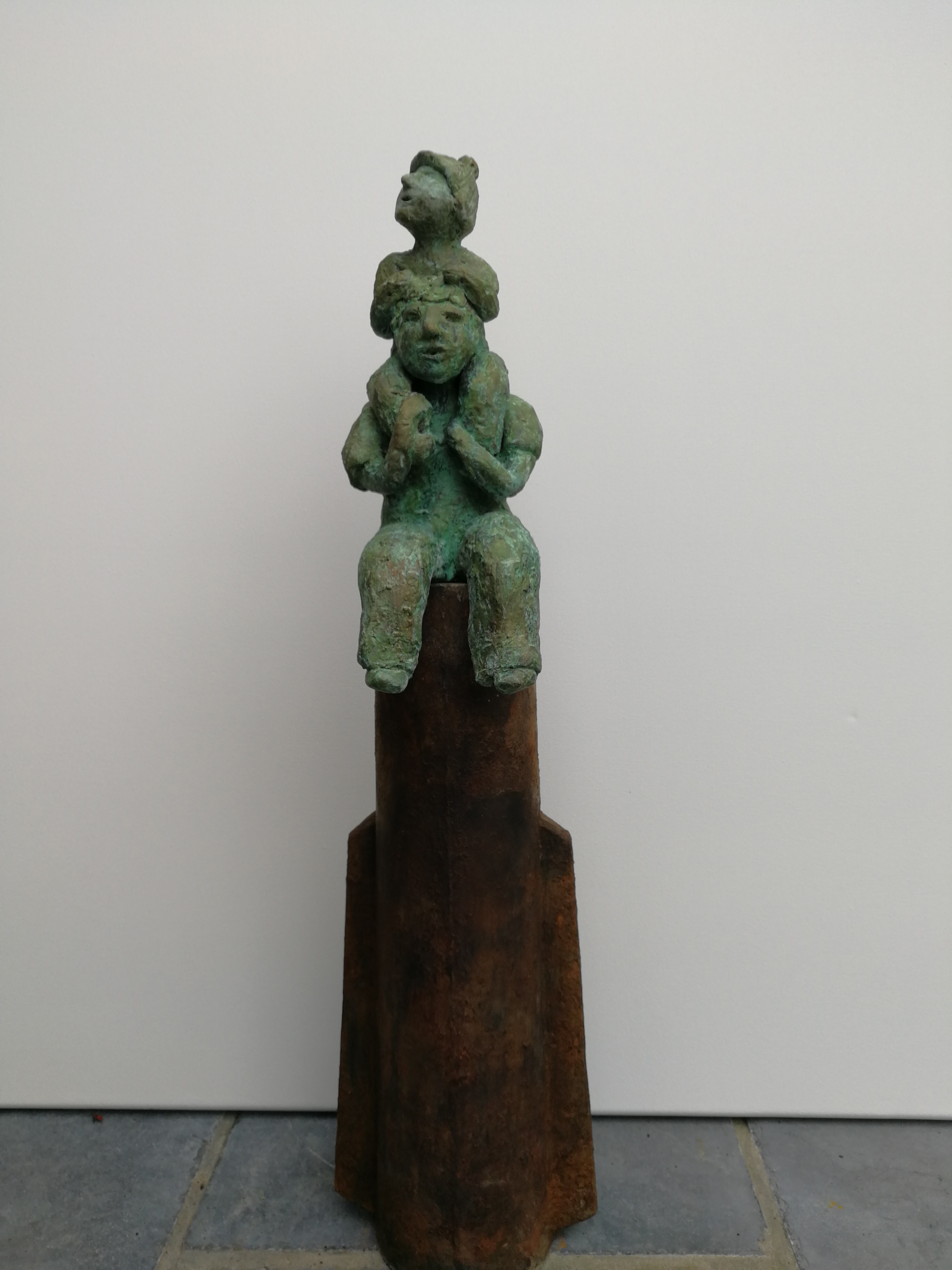 daddy with child( keramiek groene patina 14 b op 54 cm h)