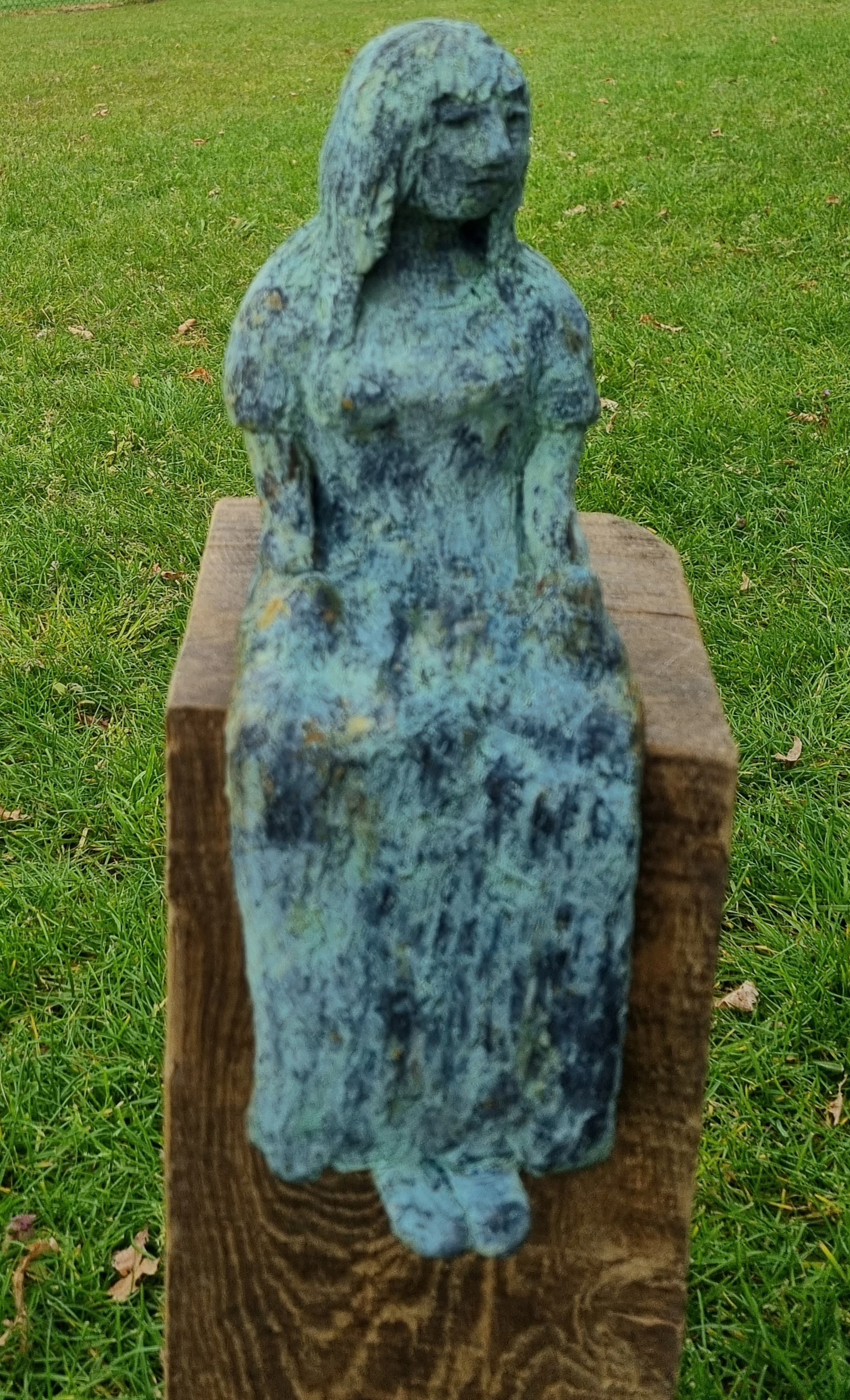 Dame in keramiek green patina (dame 30 cm op eiken balk totaal hoogte 61 cm)