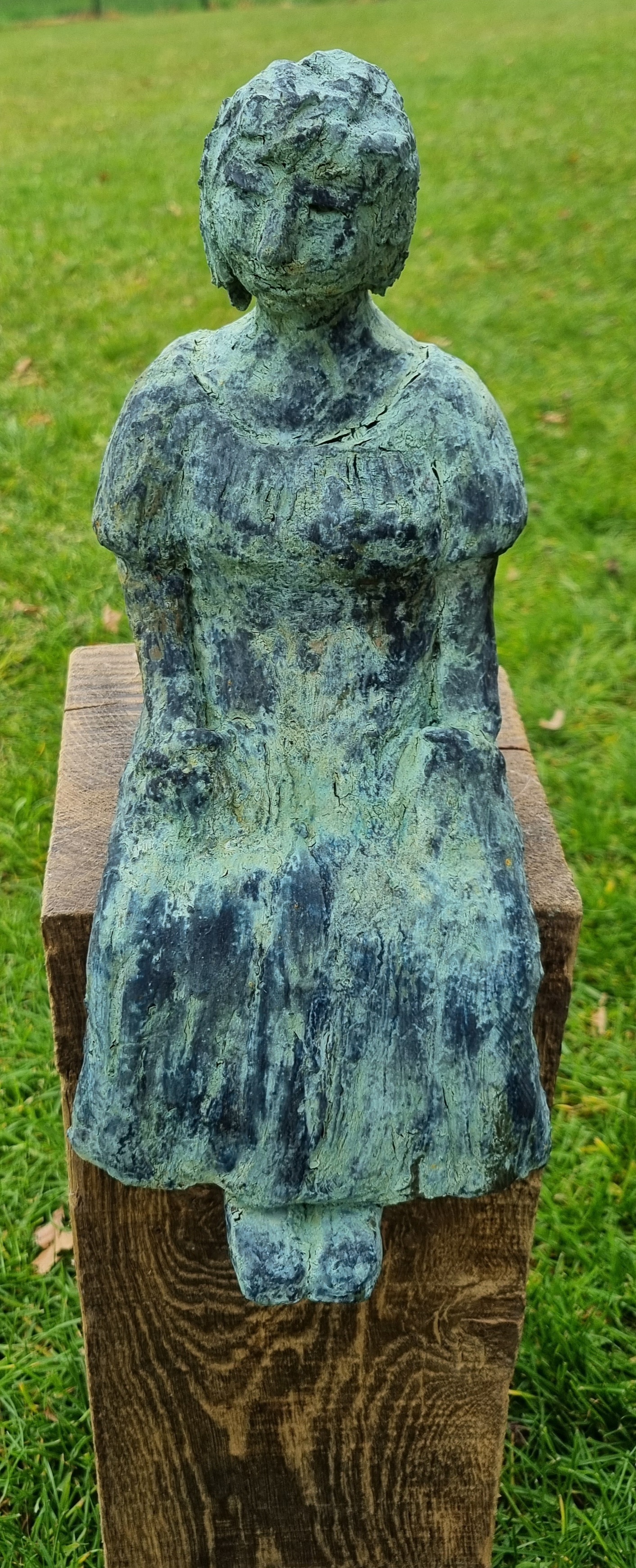 Dame in keramiek green patina (dame is 30cm  op eiken balk totale h 64 cm)