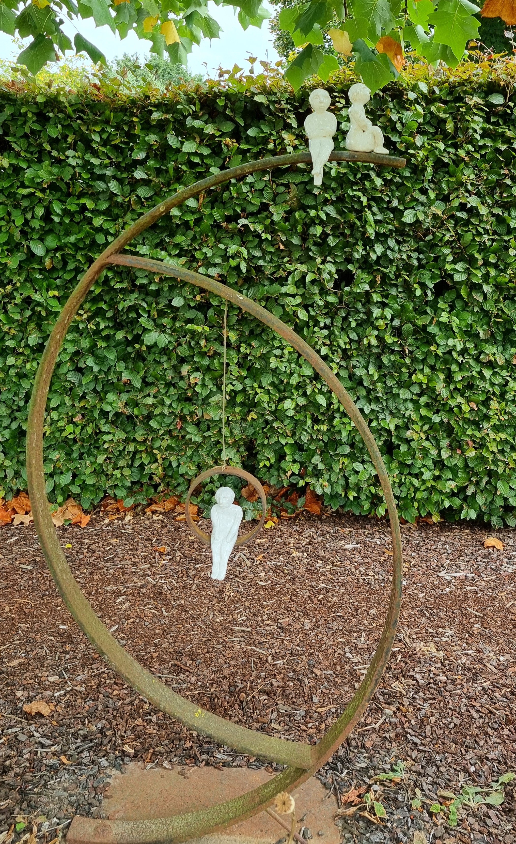 op de uitkijk  (keramiek op ijzeren poot ) 77 diameter op 158 cm h)